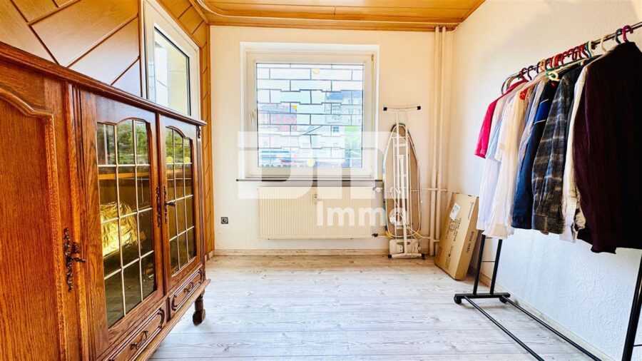 Modernisiertes Mehrfamilienhaus mit 8 Wohneinheiten und 2 Gewerbeflächen - Gästezimmer / Kinderzimmer / Zugang Terrasse WE5